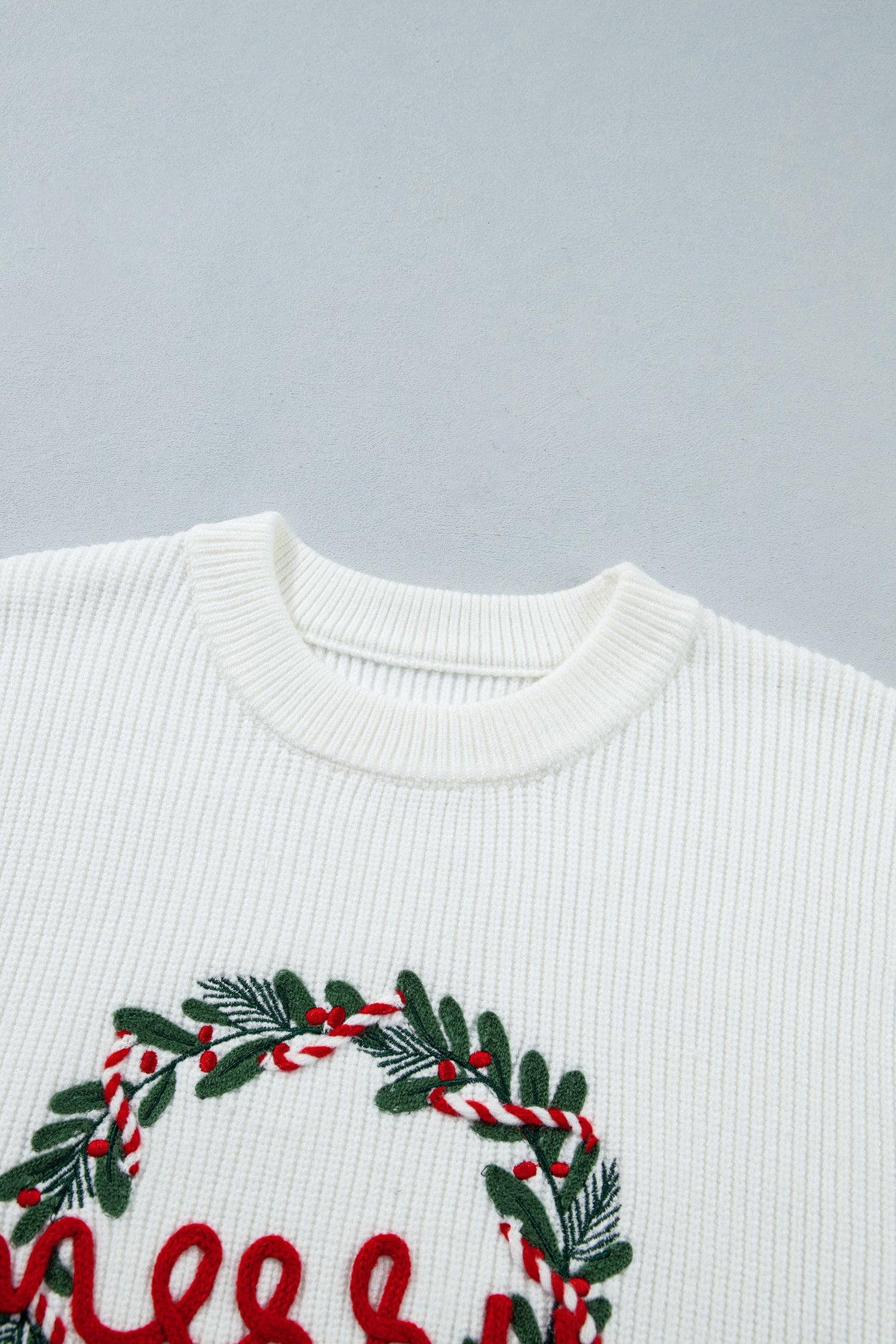 White Christmas Wreath Pattern Round Neck Casual Sweater